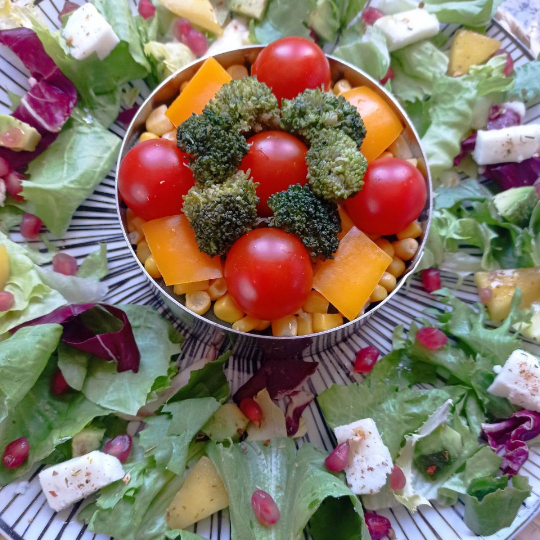Timbal de ensalada🥗 campera arcoiris 🌈 Paso 6 Timbal de ensalada🥗 campera arcoiris 🌈 Paso 6