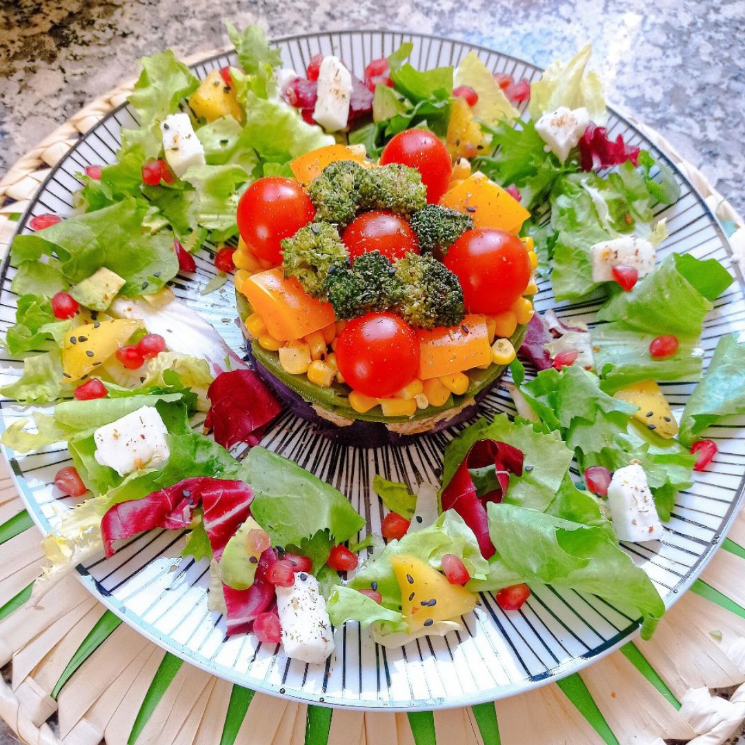 Timbal de ensalada🥗 campera arcoiris 🌈 Paso 7 Timbal de ensalada🥗 campera arcoiris 🌈 Paso 7