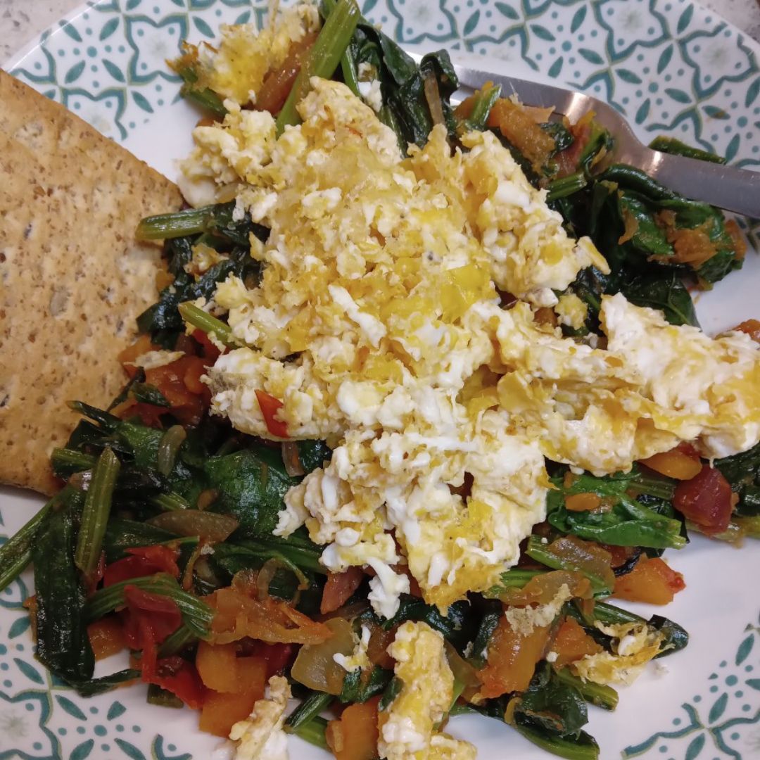Huevos revueltos con salteado de verduras Huevos revueltos con salteado de verduras