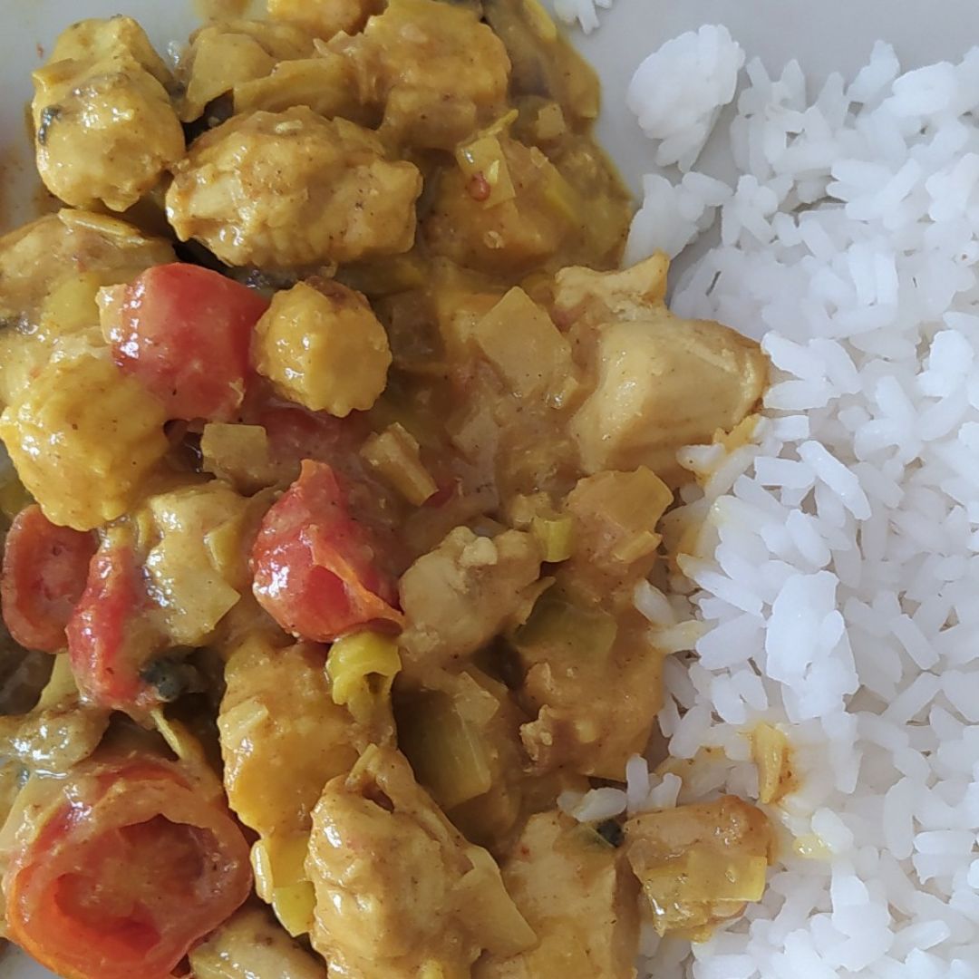 Pollo al curry con mazorquitas de maíz y un toque picante Pollo al curry con mazorquitas de maíz y un toque picante