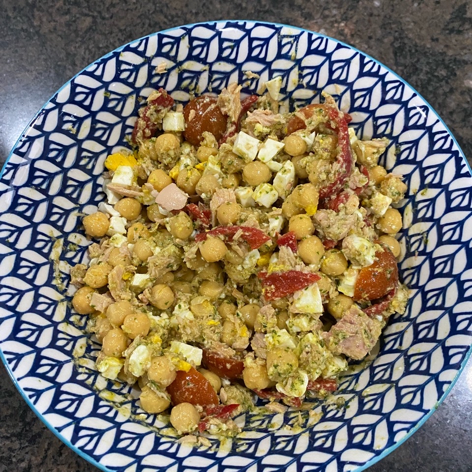 Ensalada de garbanzos con salsa pesto casera. Ensalada de garbanzos con salsa pesto casera.