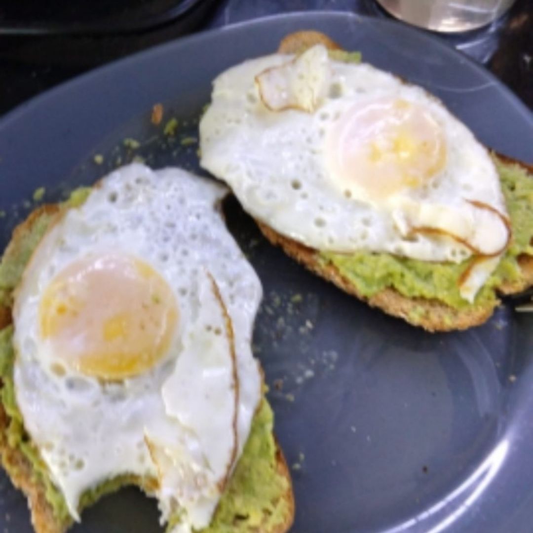 Tostadas de aguacate y huevos a la plancha Tostadas de aguacate y huevos a la plancha