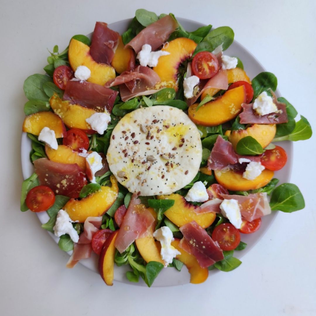 Ensalada de melocotón, jamón y queso de cabra