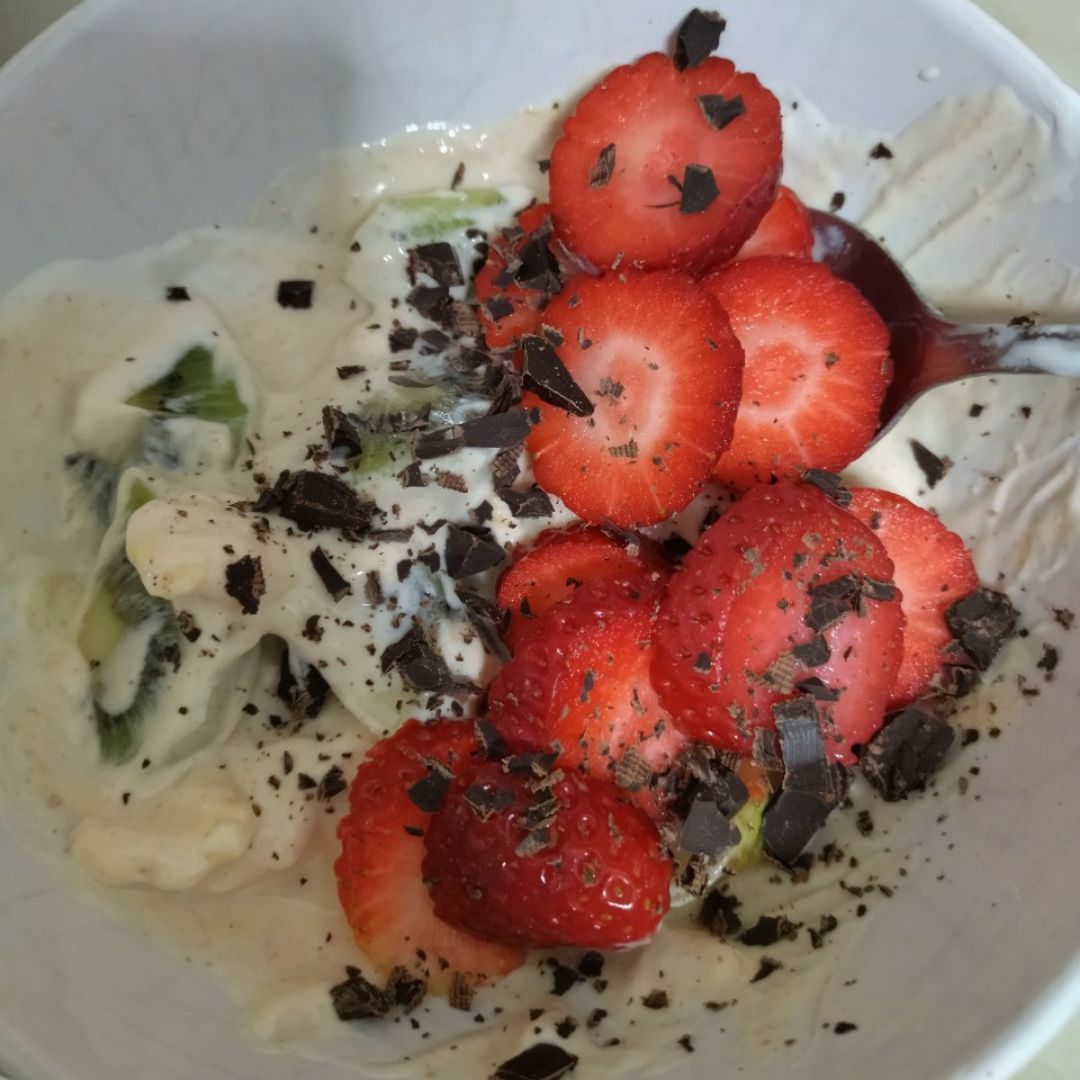 Yogurt con fruta, cacahuete en polvo y chocolate Yogurt con fruta, cacahuete en polvo y chocolate