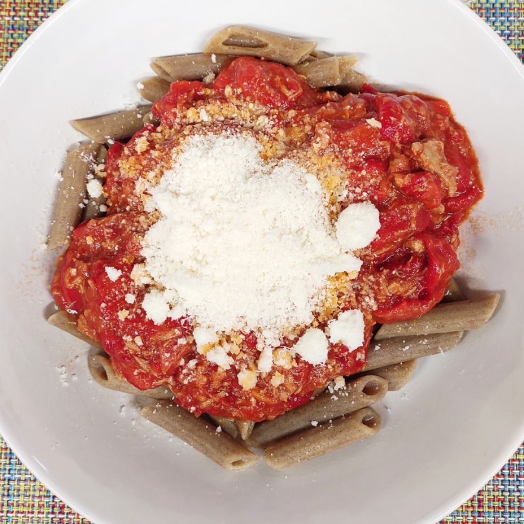 Macarrones con salsa de pimiento rojo y atún Macarrones con salsa de pimiento rojo y atún