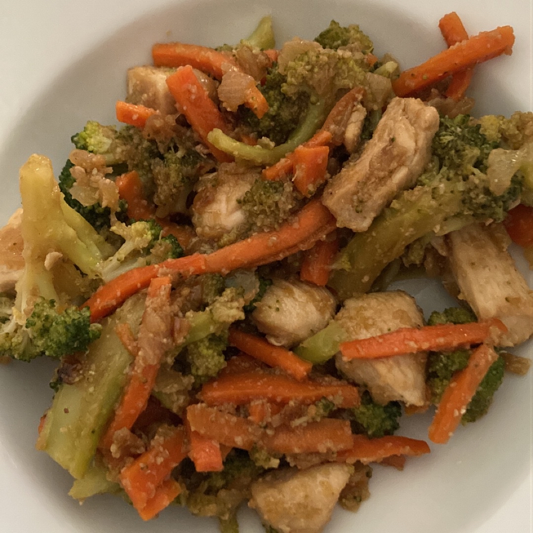 Pollo con brocoli y especias Pollo con brocoli y especias