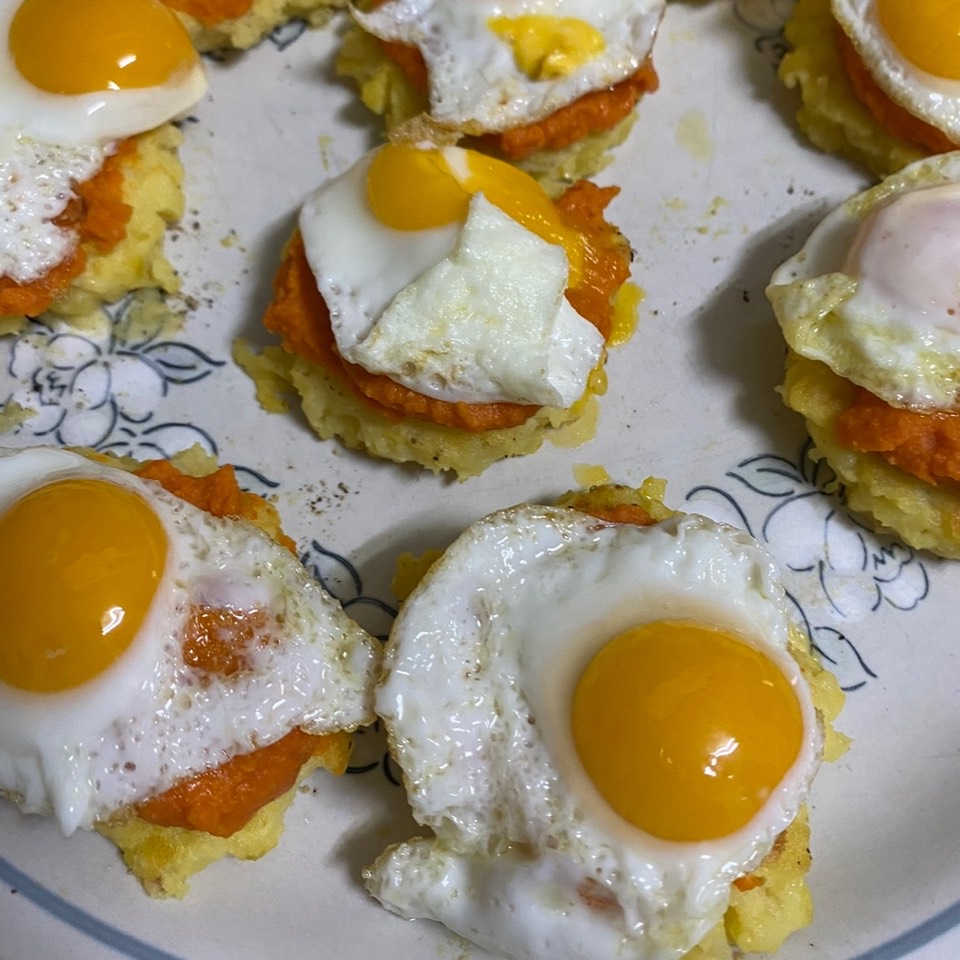 Bocaditos de patata, hummus de piquillo y huevo de codorniz 🍳