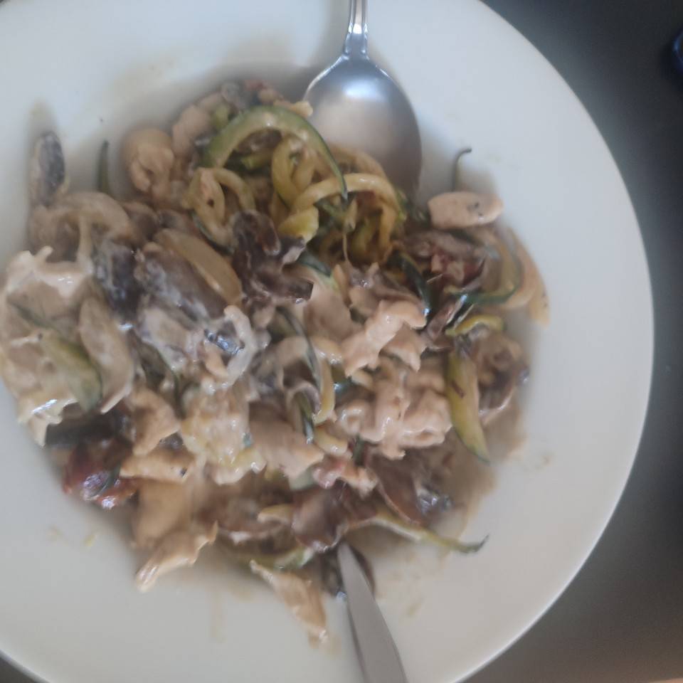Noodles de calabacín cremosos con setas Noodles de calabacín cremosos con setas
