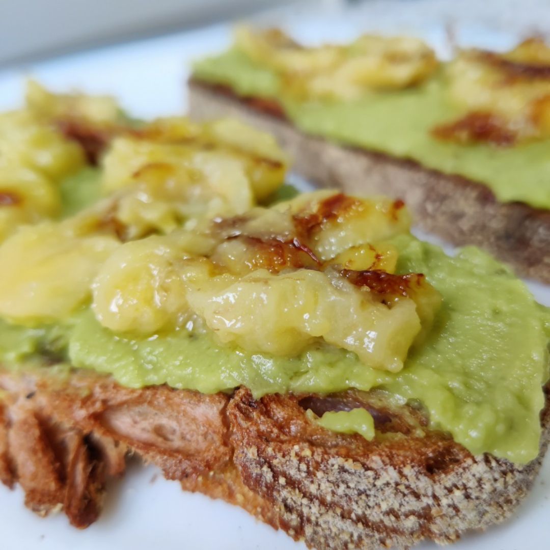 Tostadas con guacamole y plátano Tostadas con guacamole y plátano