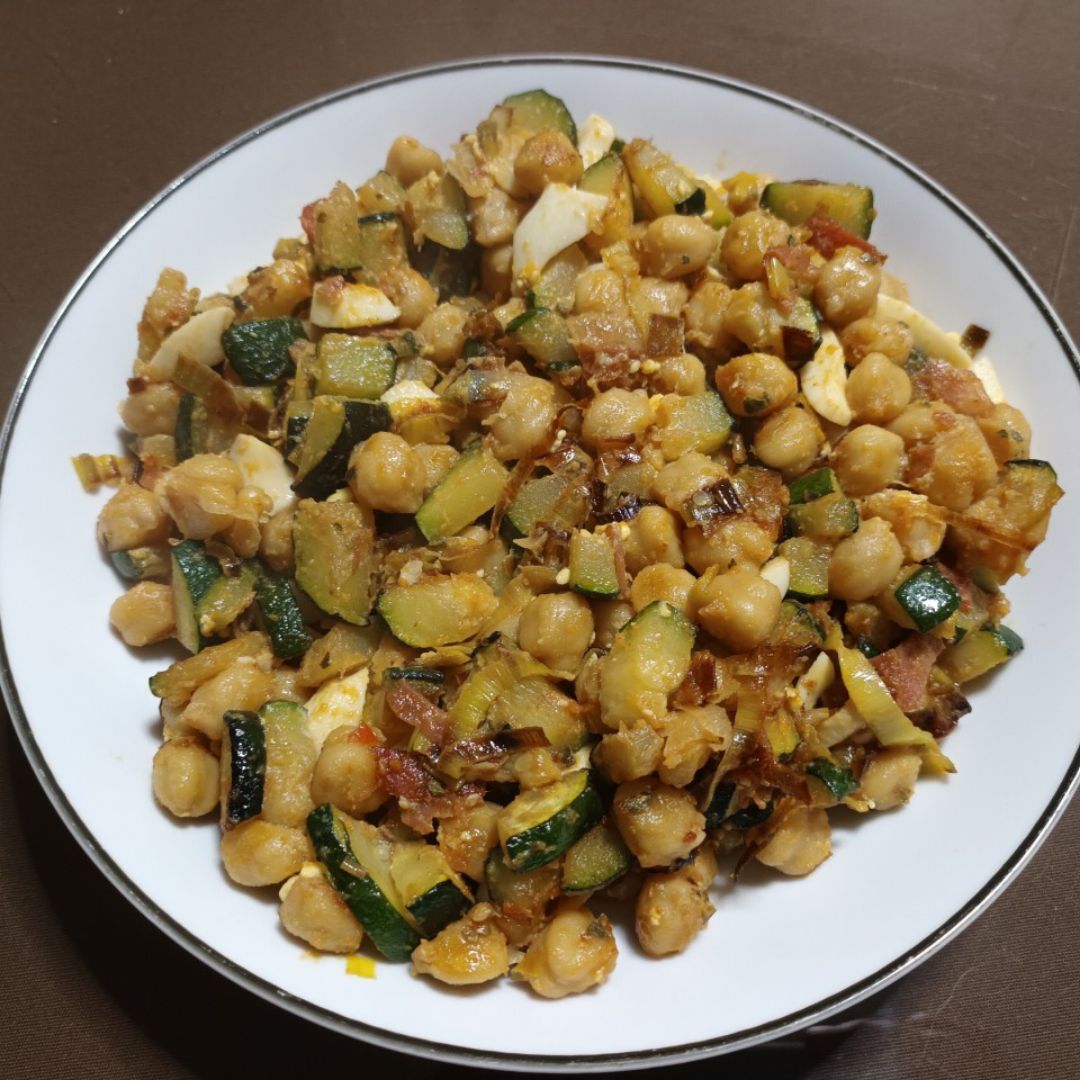 Garbanzos salteados con verduras y jamón Garbanzos salteados con verduras y jamón