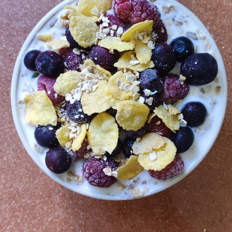 Desayuno completo: Leche, copos de avena, copos de maíz tostado,pasas, semillas de girasol, fruta deshidratada y por último arandanos y frambuesas.Que aproveche. Desayuno completo: Leche, copos de avena, copos de maíz tostado,pasas, semillas de girasol, fruta deshidratada y por último arandanos y frambuesas.Que aproveche.