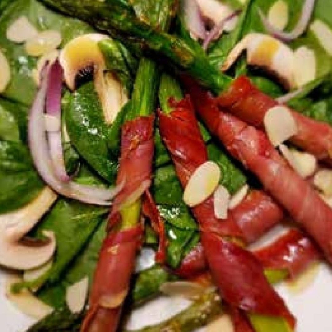 Espárragos envueltos en jamón + Ensalda verde