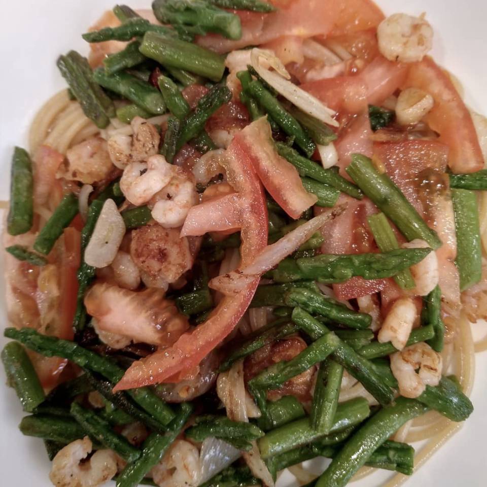 Pasta con espárragos, champiñones y gambitas Pasta con espárragos, champiñones y gambitas