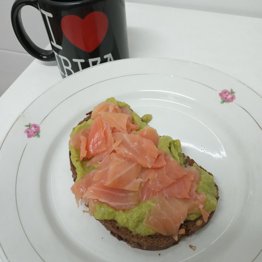 Tosta de guacamole y salmón 