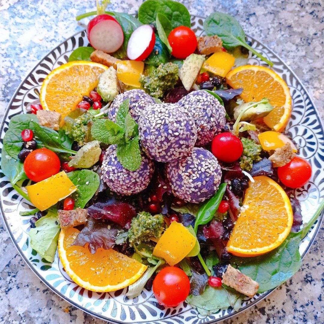 Ensalada multicolor 🌈 con bolitas sorpresa 🎁 de 🥔💜 Paso 5 Ensalada multicolor 🌈 con bolitas sorpresa 🎁 de 🥔💜 Paso 5