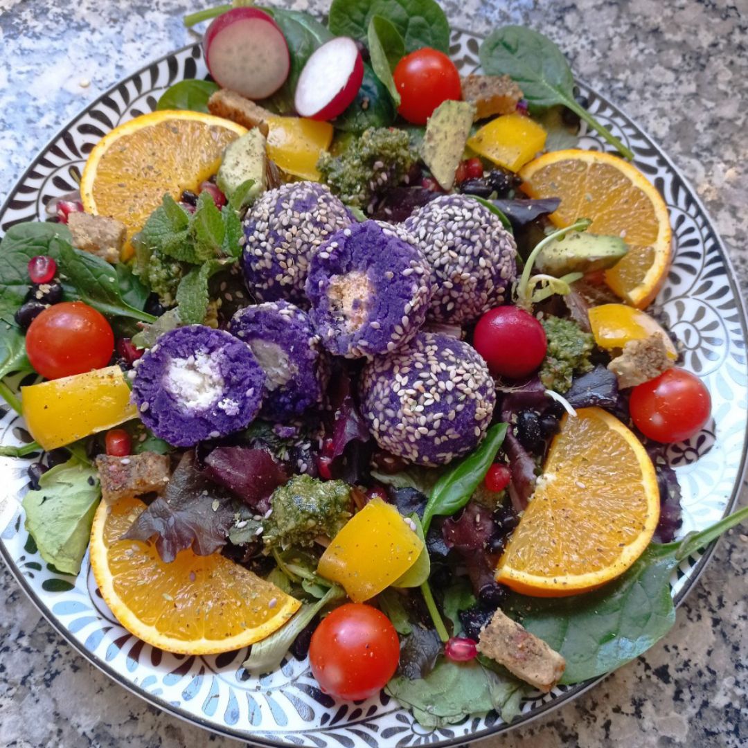 Ensalada multicolor 🌈 con bolitas sorpresa 🎁 de 🥔💜 Paso 5 Ensalada multicolor 🌈 con bolitas sorpresa 🎁 de 🥔💜 Paso 5