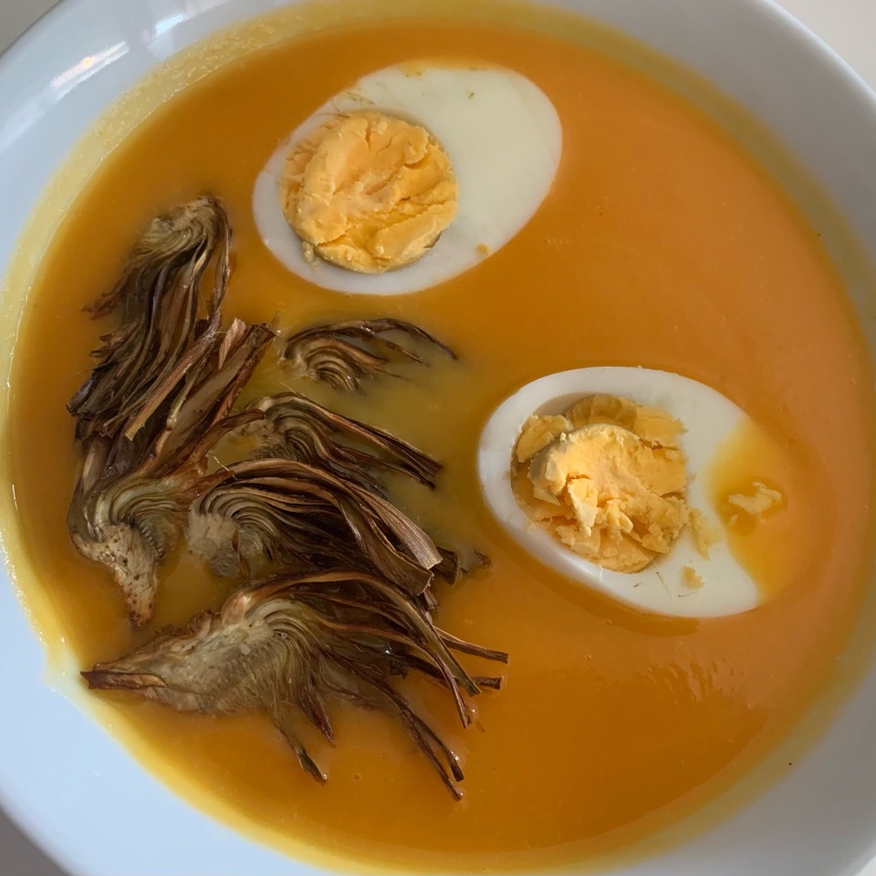 Crema de calabaza con crujiente de alcachofas 