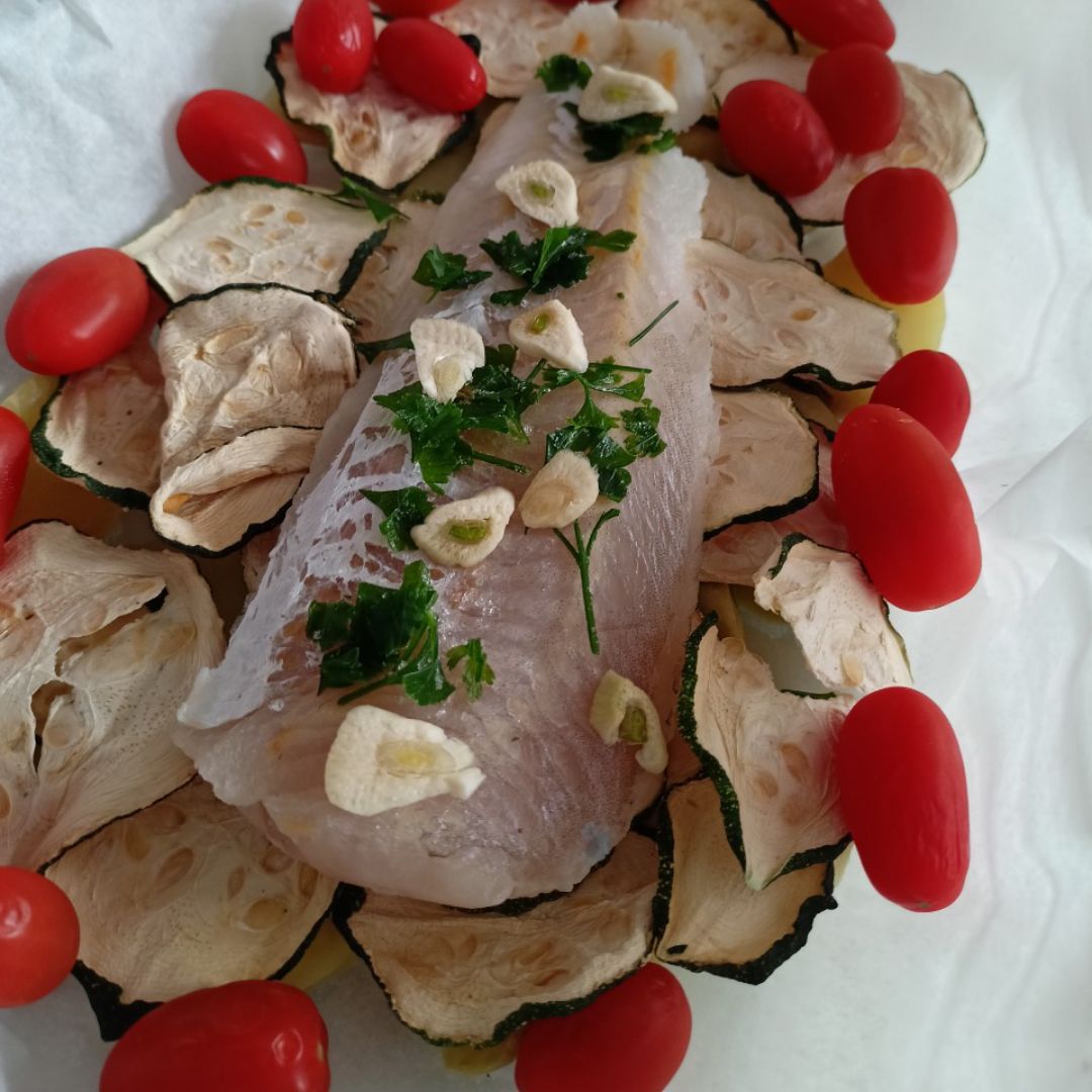 Merluza con calabacín, patata y cherry