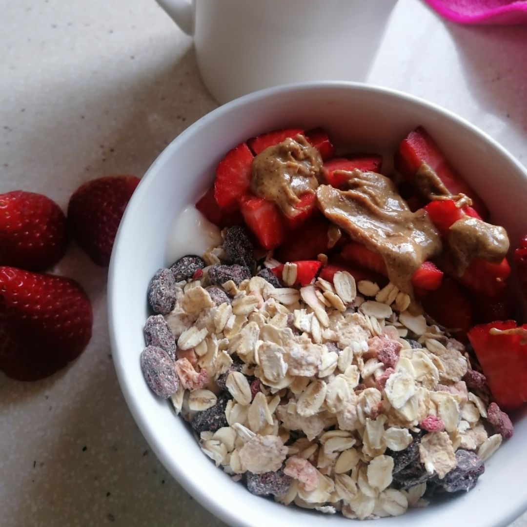 Bowl de merienda con fresas Bowl de merienda con fresas