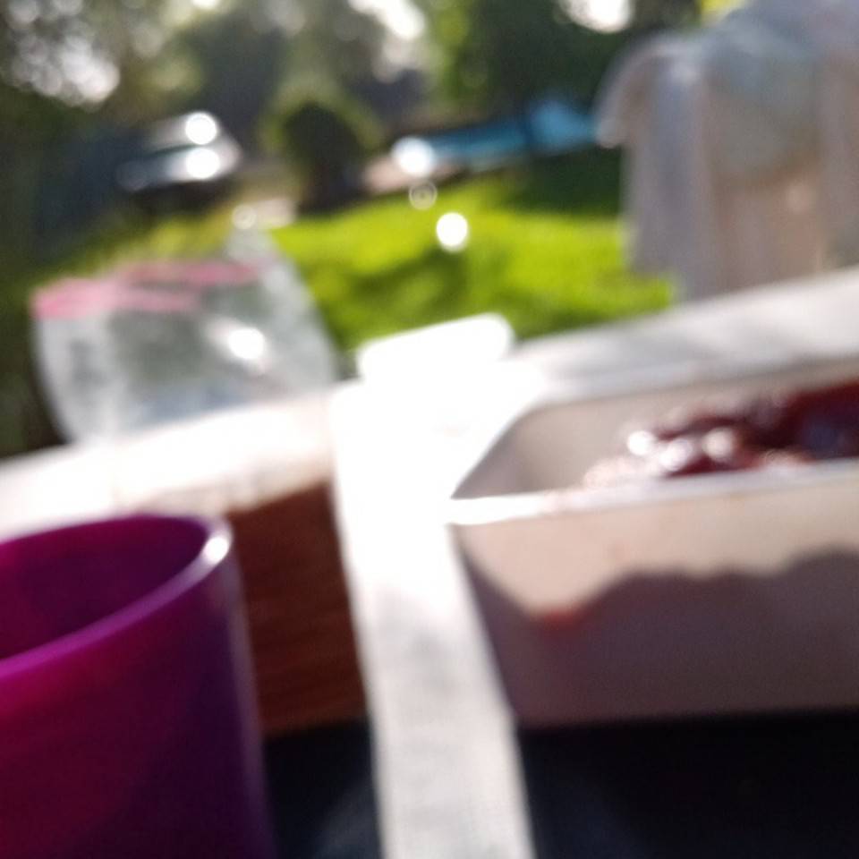 Mate cocido y galletitas de agua con dulce de membrillo. Mate cocido y galletitas de agua con dulce de membrillo.