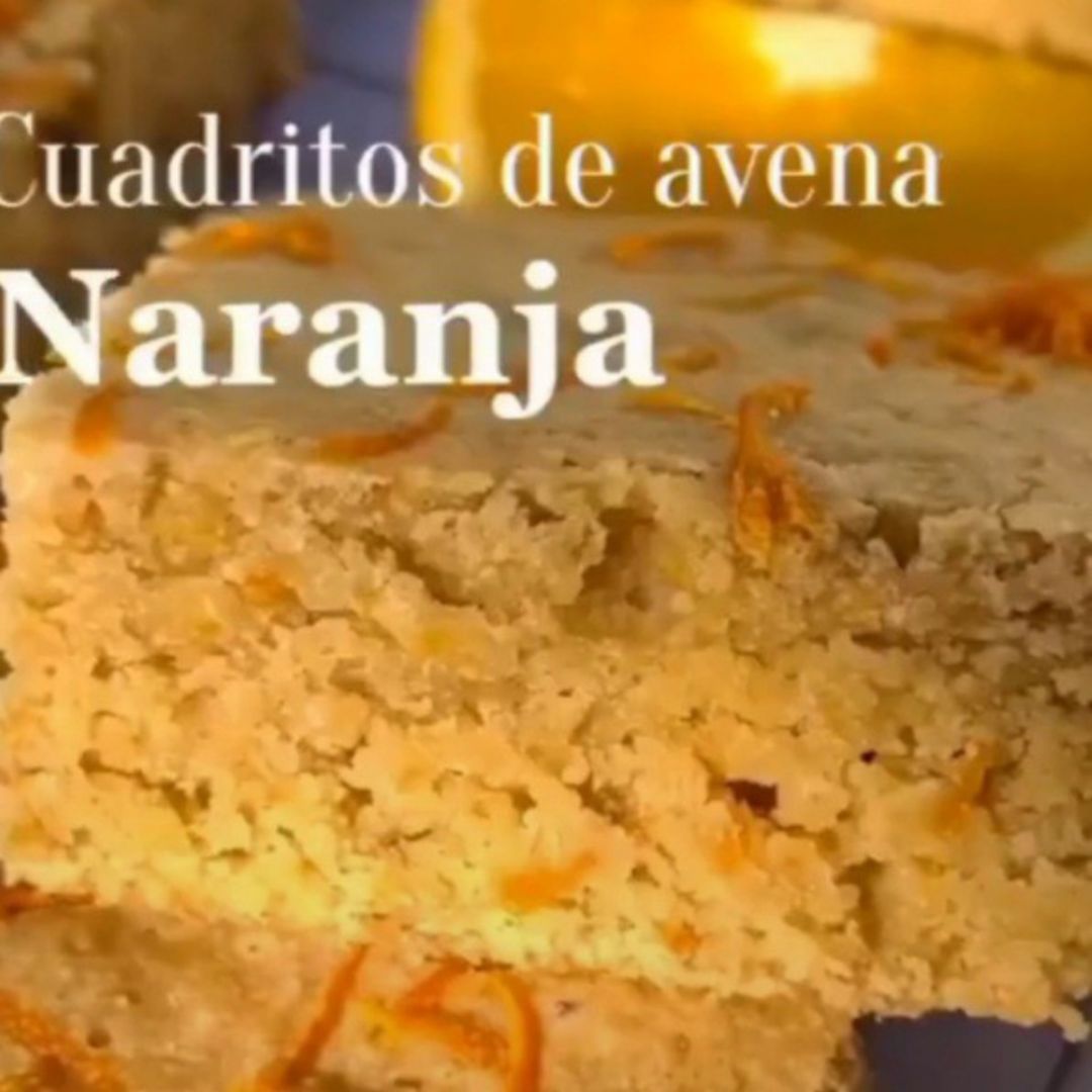 Cuadraditos de avena y naranja. 