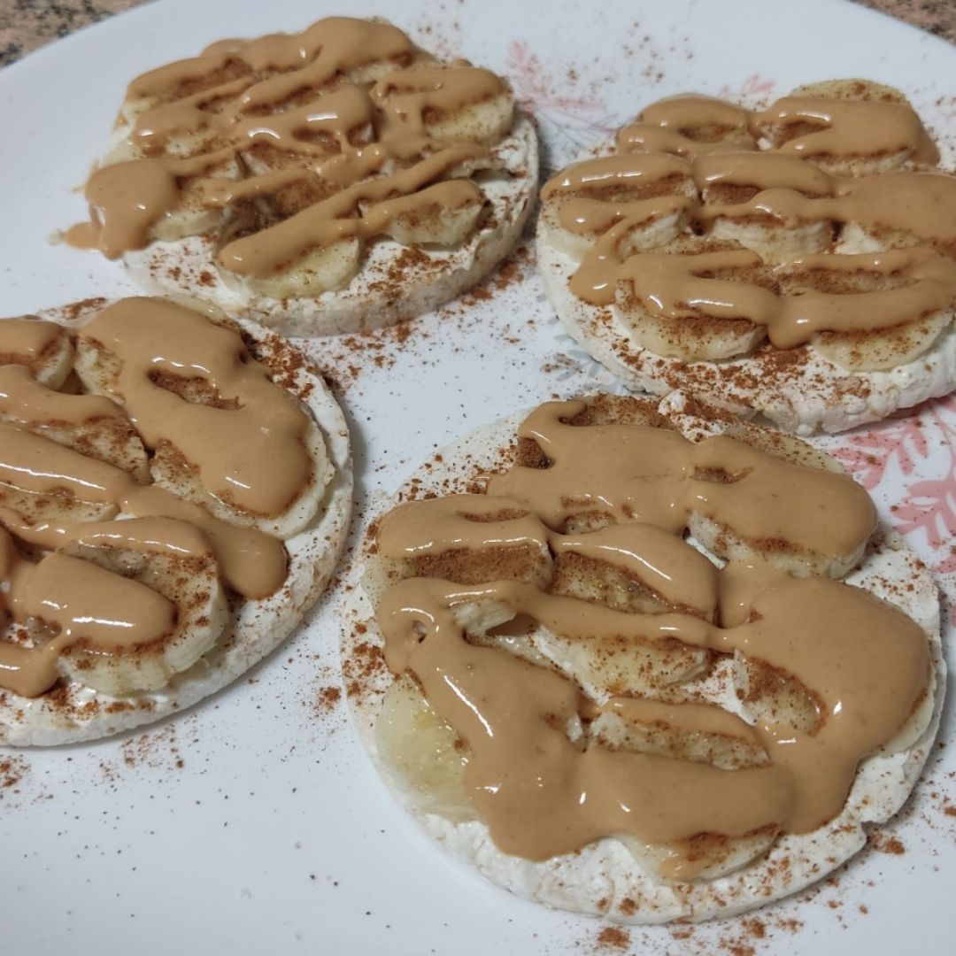 Tortitas de arroz con queso de untar, banana y crema de cacahuete ligera Tortitas de arroz con queso de untar, banana y crema de cacahuete ligera