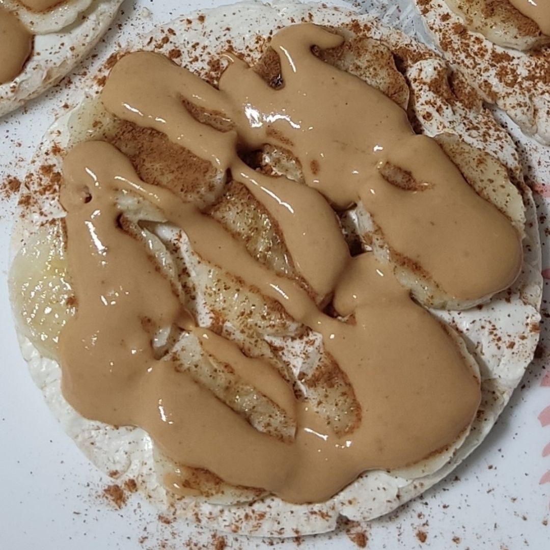 Tortitas de arroz con queso de untar, banana y crema de cacahuete ligera Paso 1 Tortitas de arroz con queso de untar, banana y crema de cacahuete ligera Paso 1