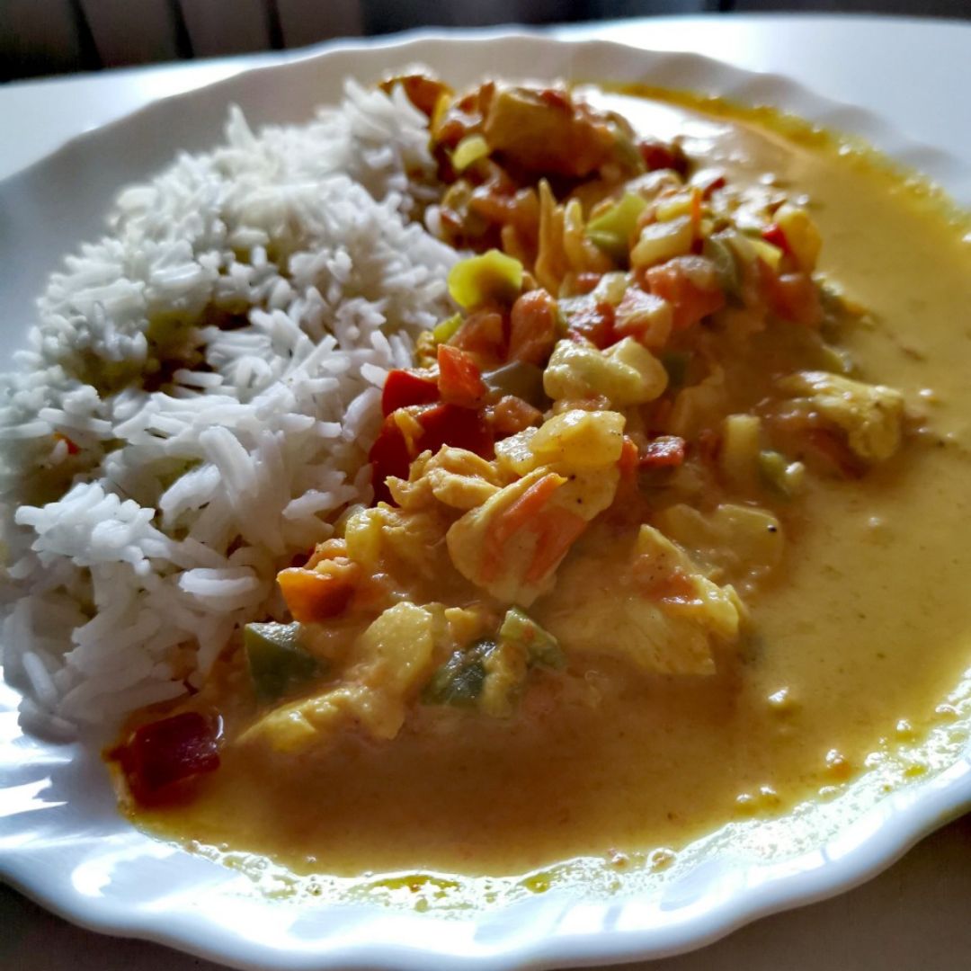 Pollo al curry con arroz Pollo al curry con arroz