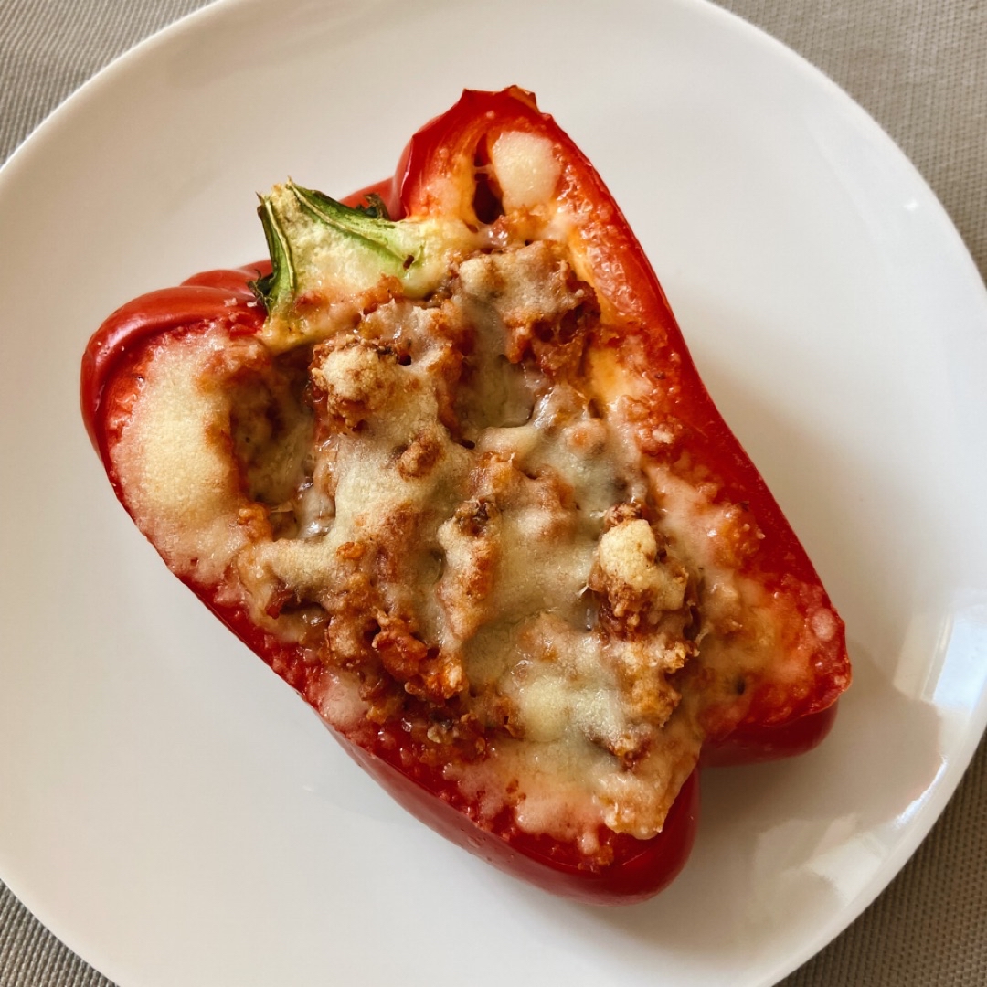 Pimiento relleno de boloñesa y bechamel de coliflor Pimiento relleno de boloñesa y bechamel de coliflor