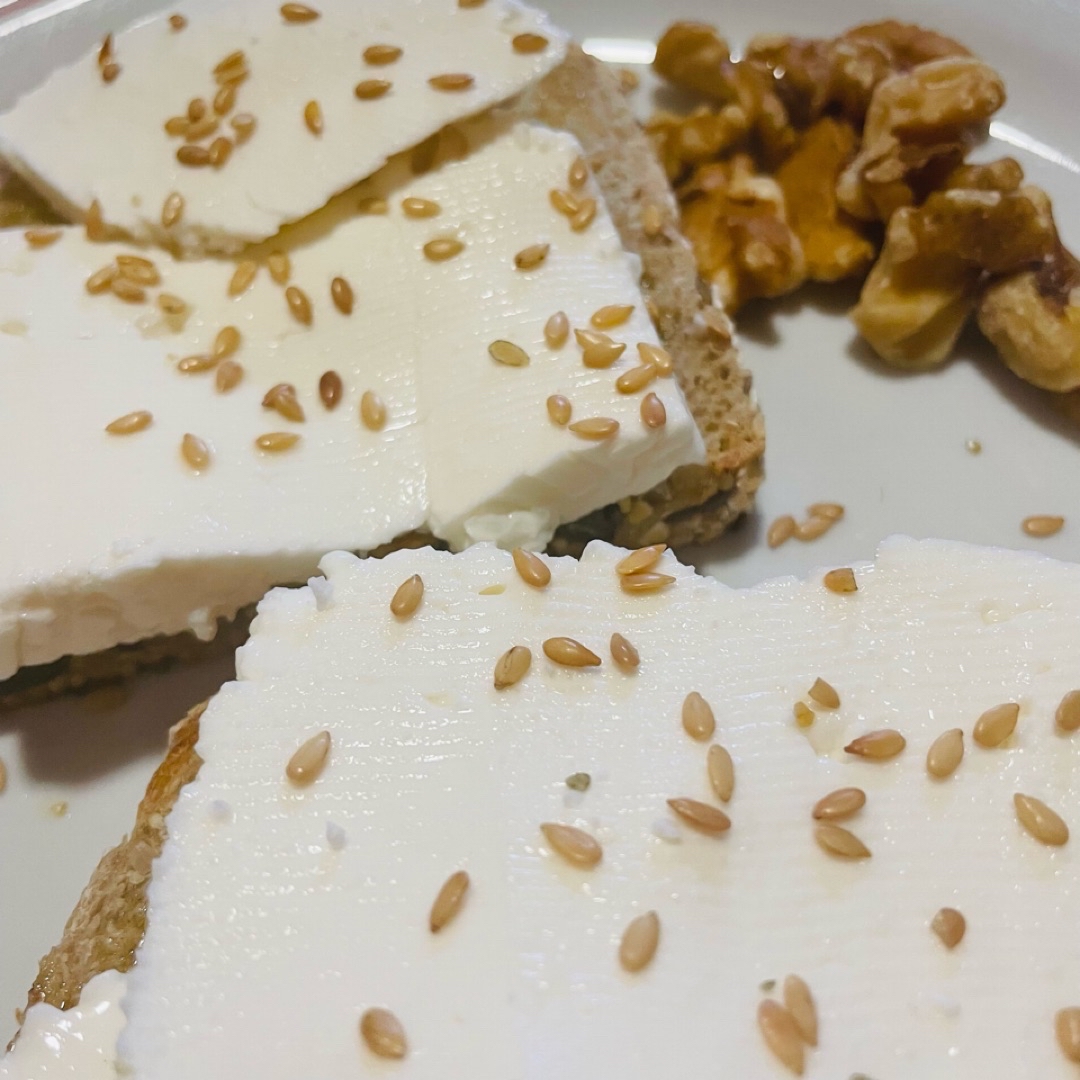 Tostadas con queso fresco, lino y nueces Tostadas con queso fresco, lino y nueces