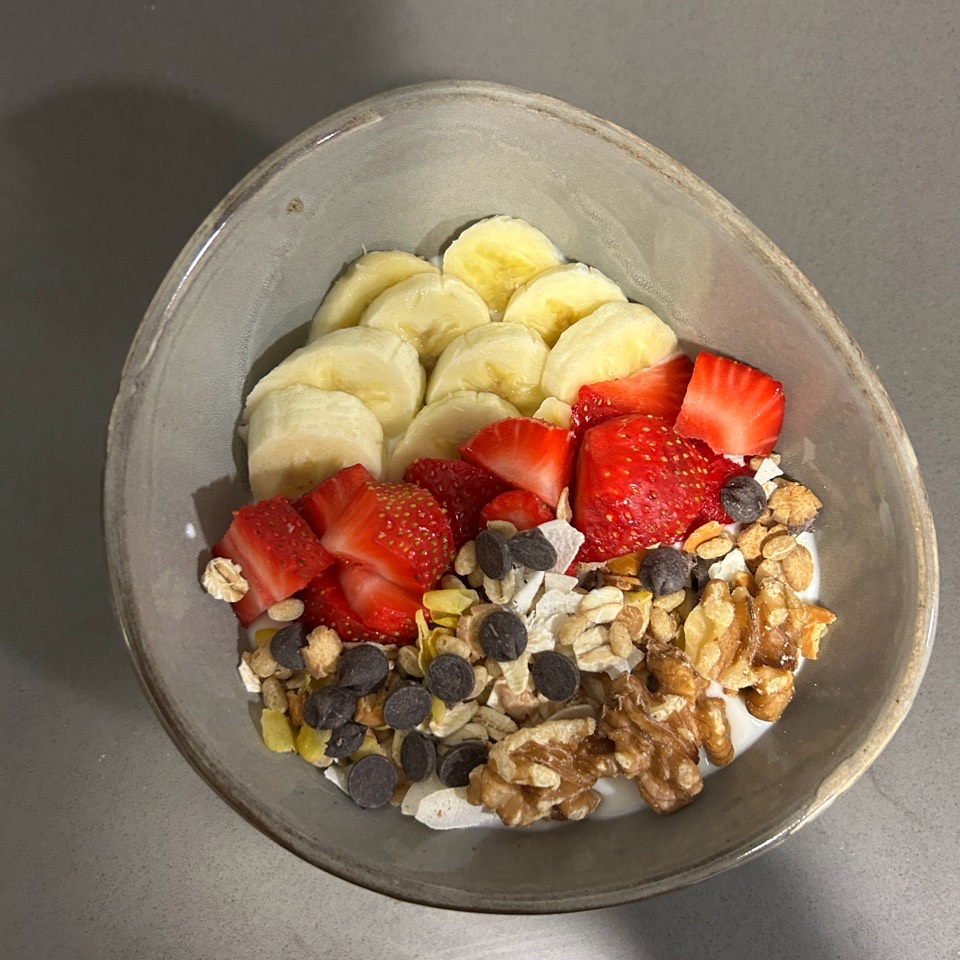 Yogur con fresas, platano y muesli 