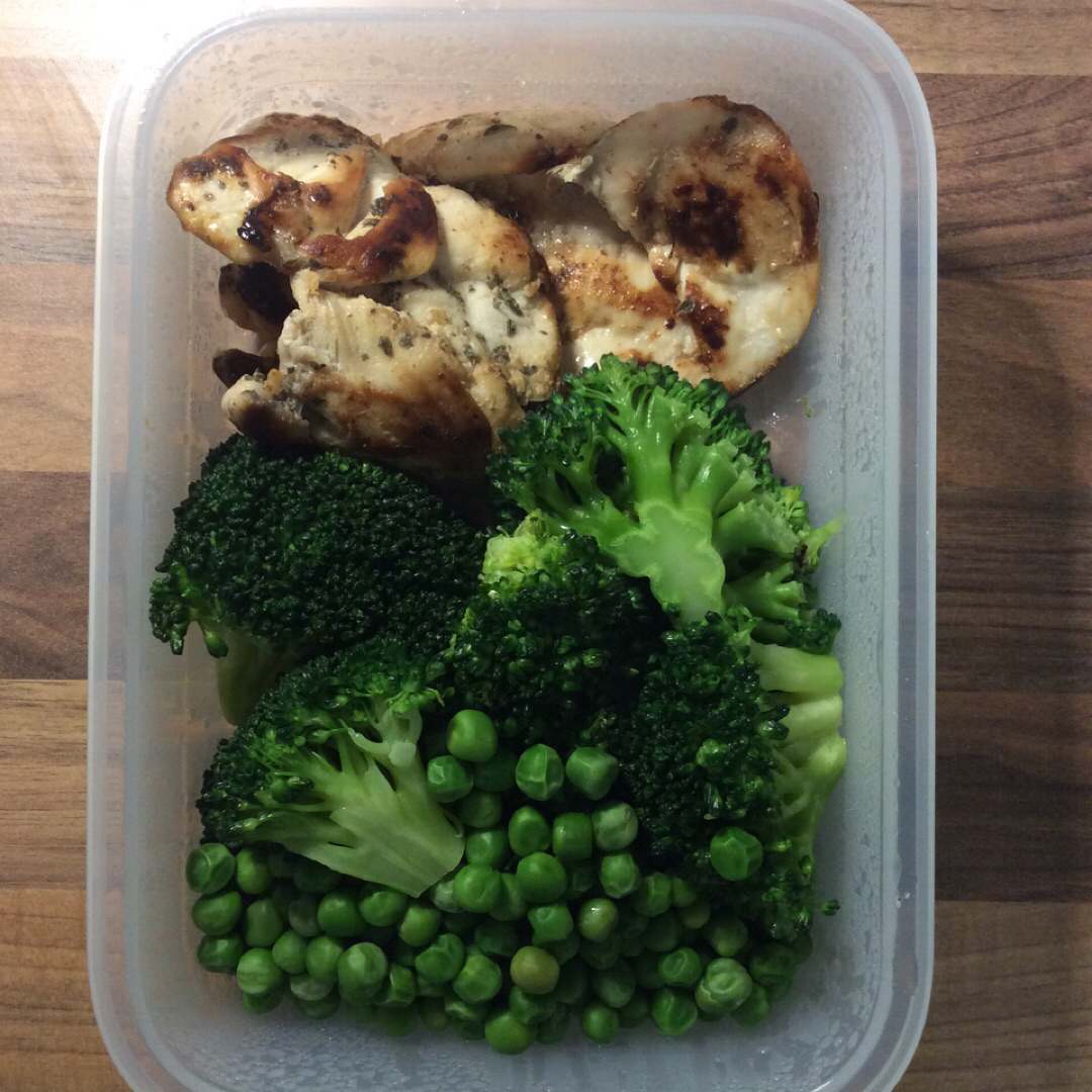 Pollo con brócoli y guisantes Pollo con brócoli y guisantes