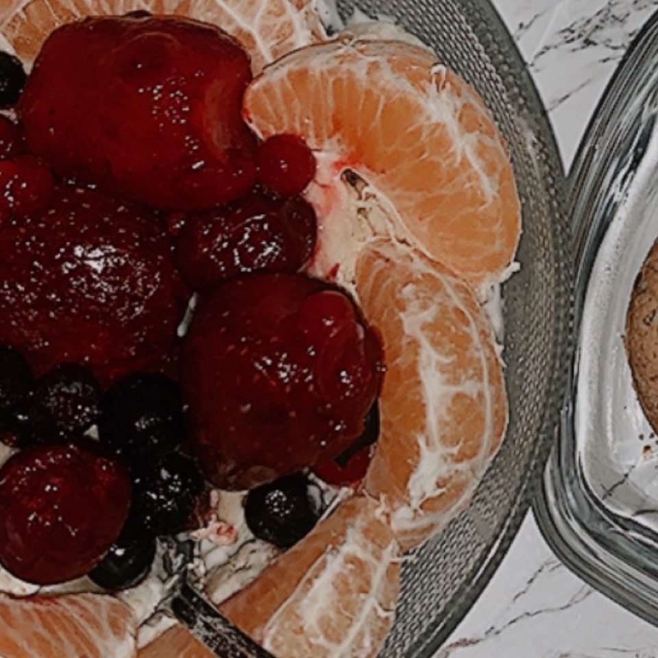 Bowl de yogur natural, mandarina y frutos rojos.