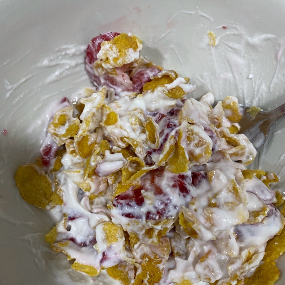 Yogur con fresas y Kellogs
