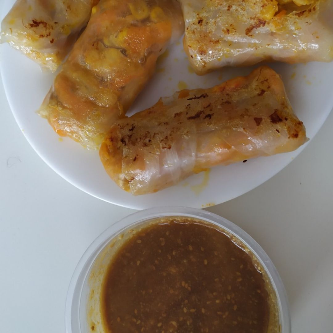 Rollitos vietnamitas con salsa Rollitos vietnamitas con salsa