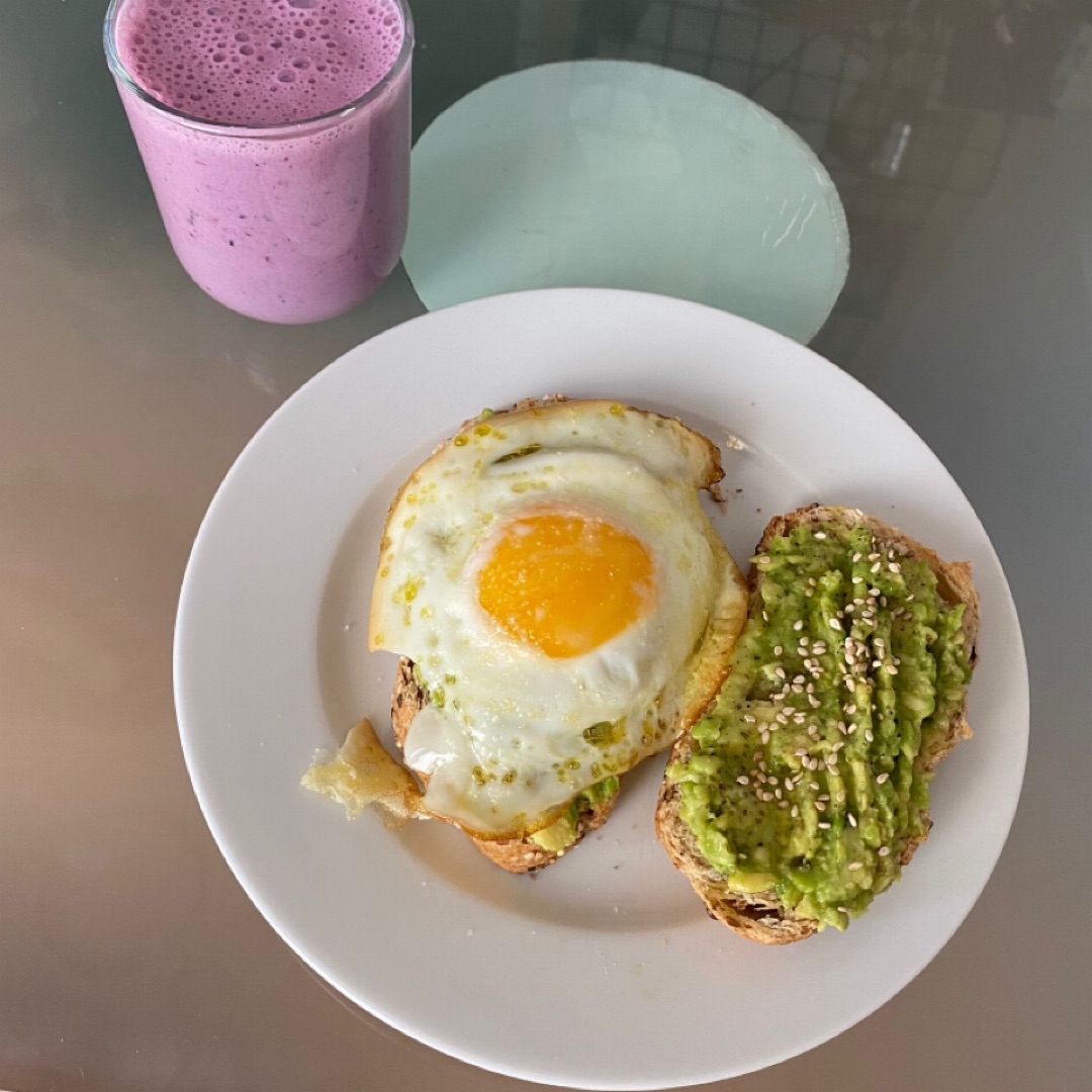 Tostadas con aguacate y huevo Tostadas con aguacate y huevo