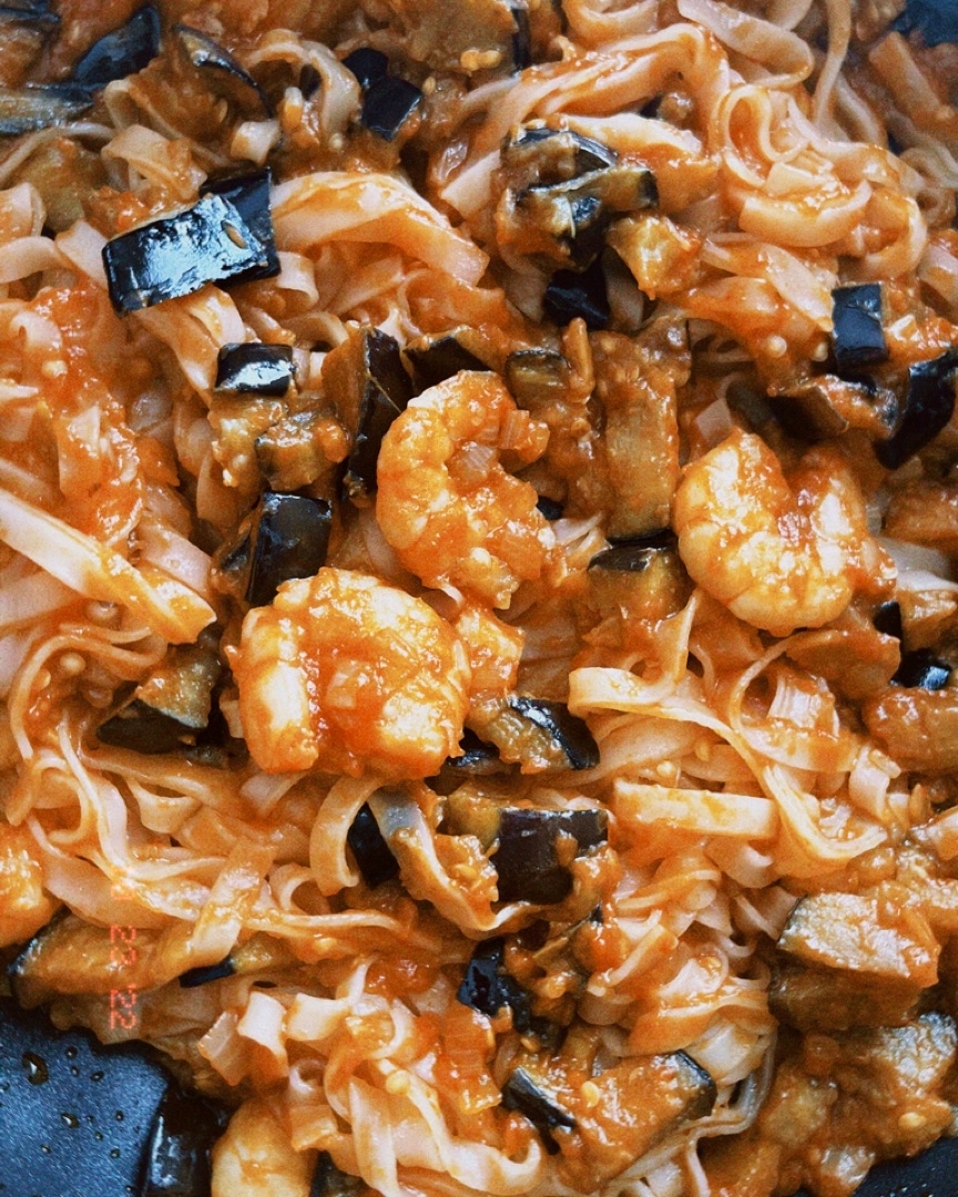 Noodles de arroz con salsa de tomate, berenjena y gambas Noodles de arroz con salsa de tomate, berenjena y gambas