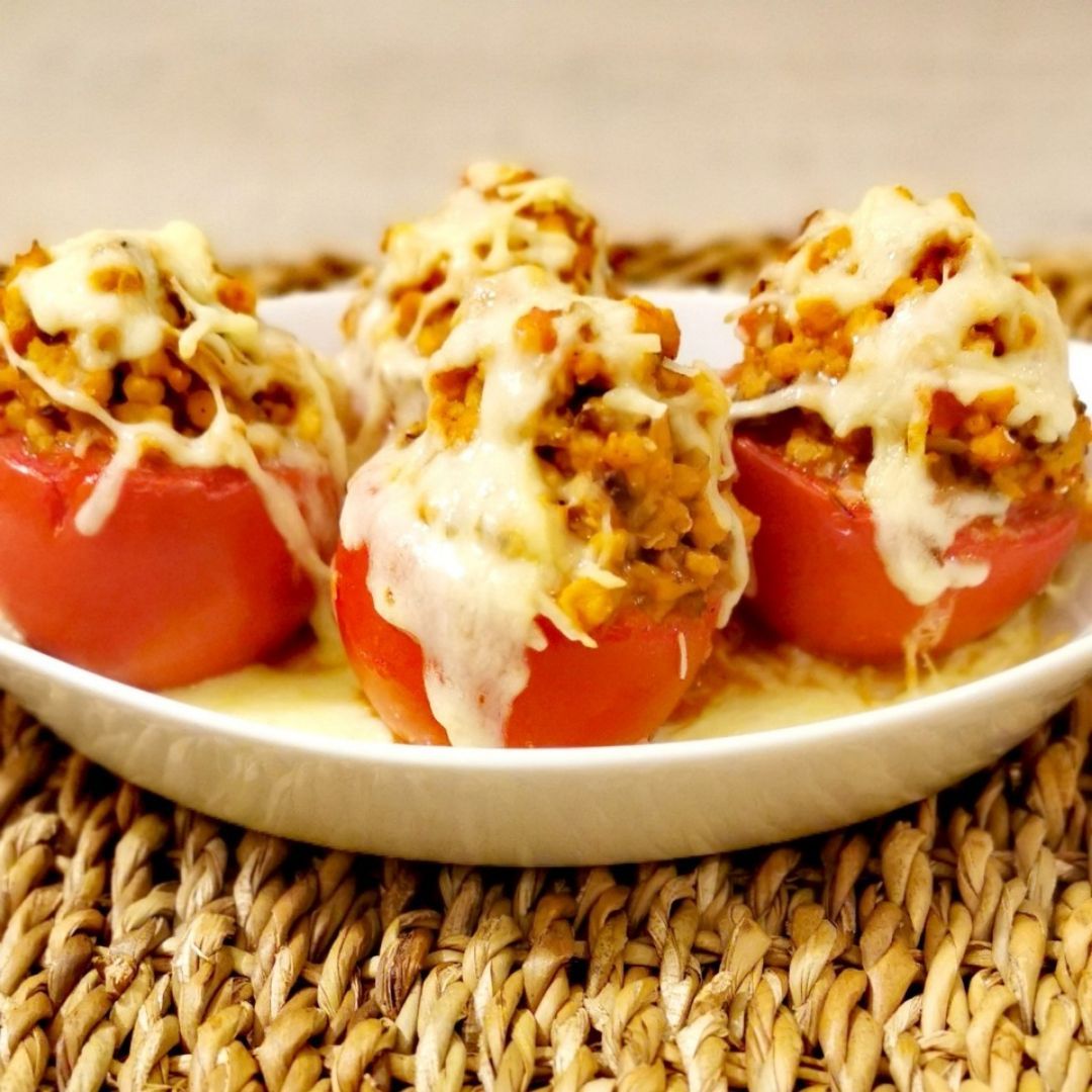 Tomate rellenos de soja texturizada y champiñones. Tomate rellenos de soja texturizada y champiñones.