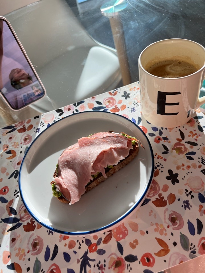 Tostada con aguacate, jamón cocido y queso cottage