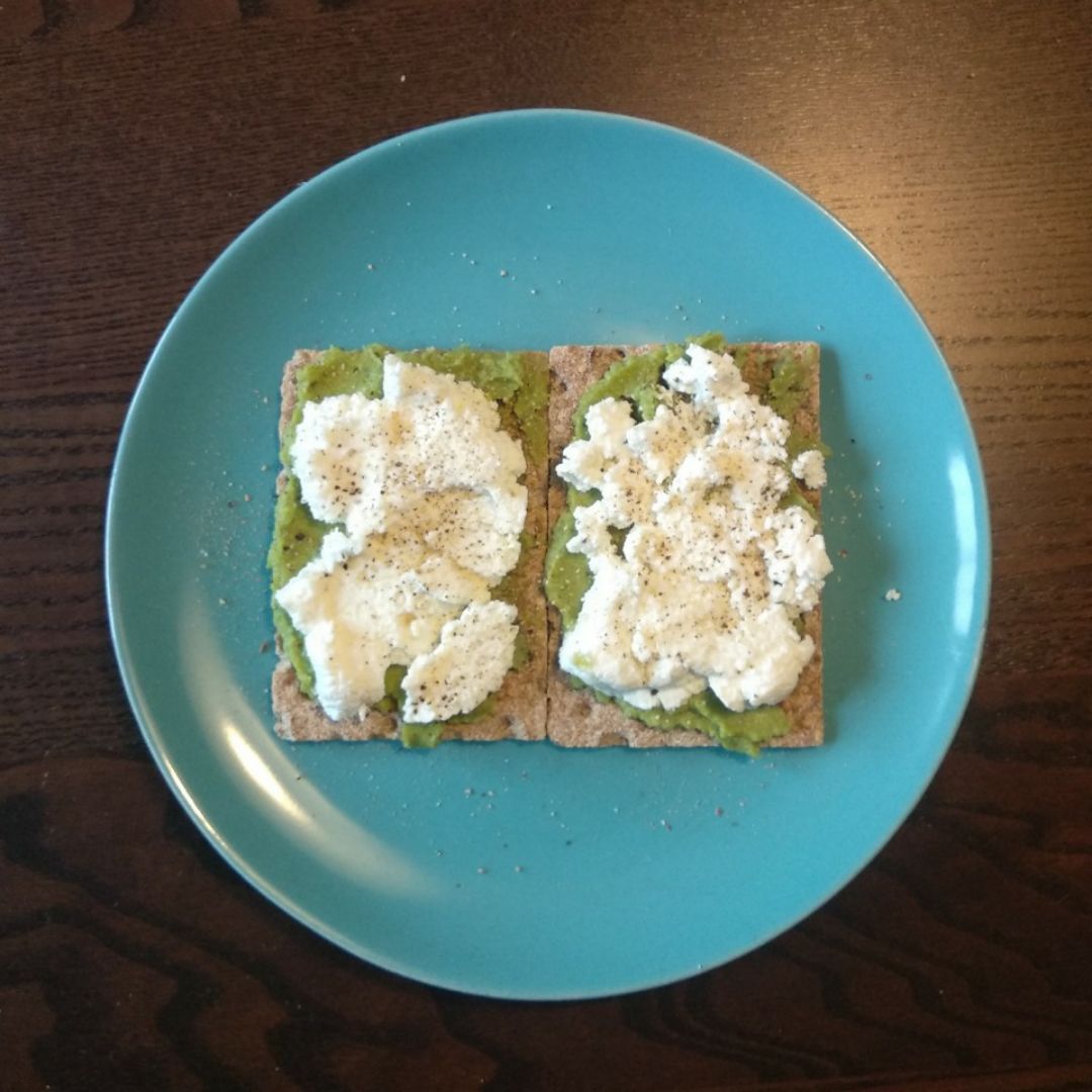 Tostadas con guacamole y requesón