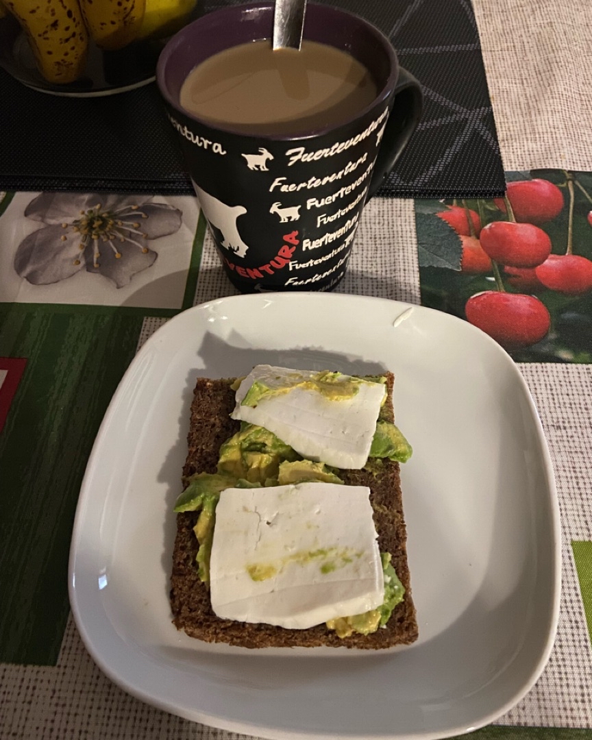 Pan de centeno con queso blanco y aguacate Pan de centeno con queso blanco y aguacate