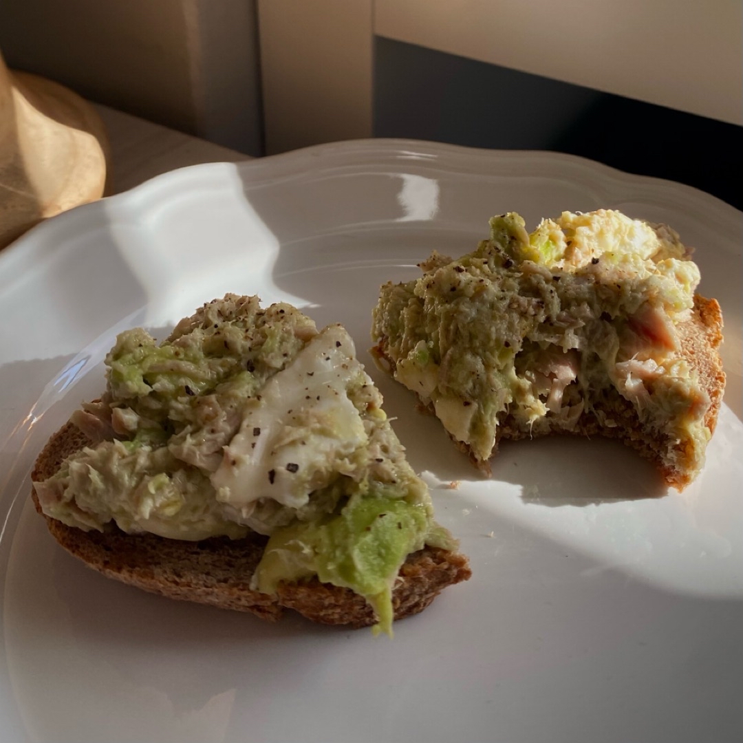 Tostada de aguacate y atún