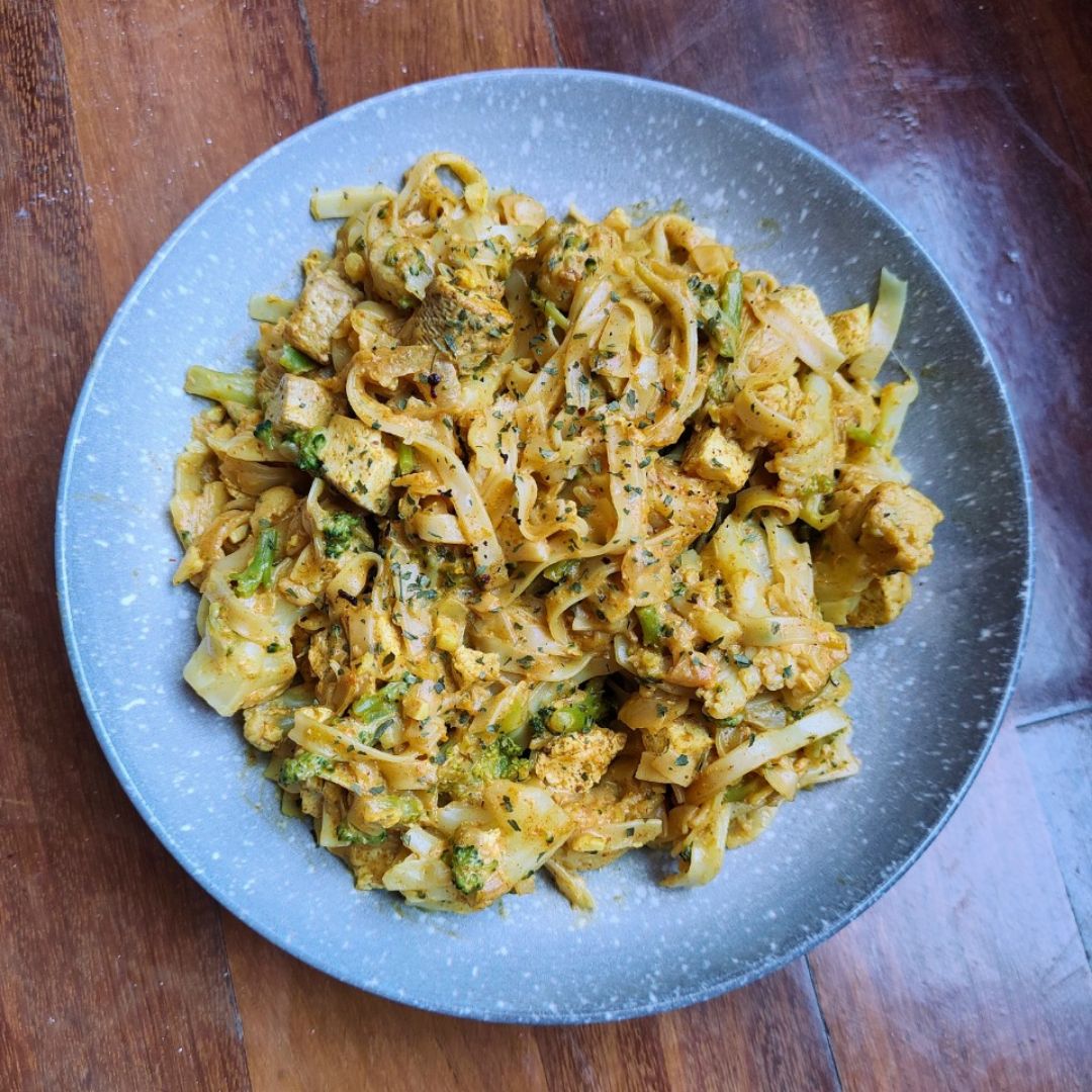 Noodles al curry con br贸coli, coliflor y tofu 馃グ Noodles al curry con br贸coli, coliflor y tofu 馃グ