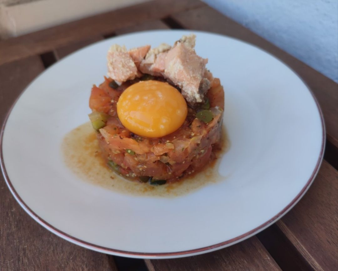 Tartar de tomate con su yema de huevo y salmón en aceite de oliva. Tartar de tomate con su yema de huevo y salmón en aceite de oliva.