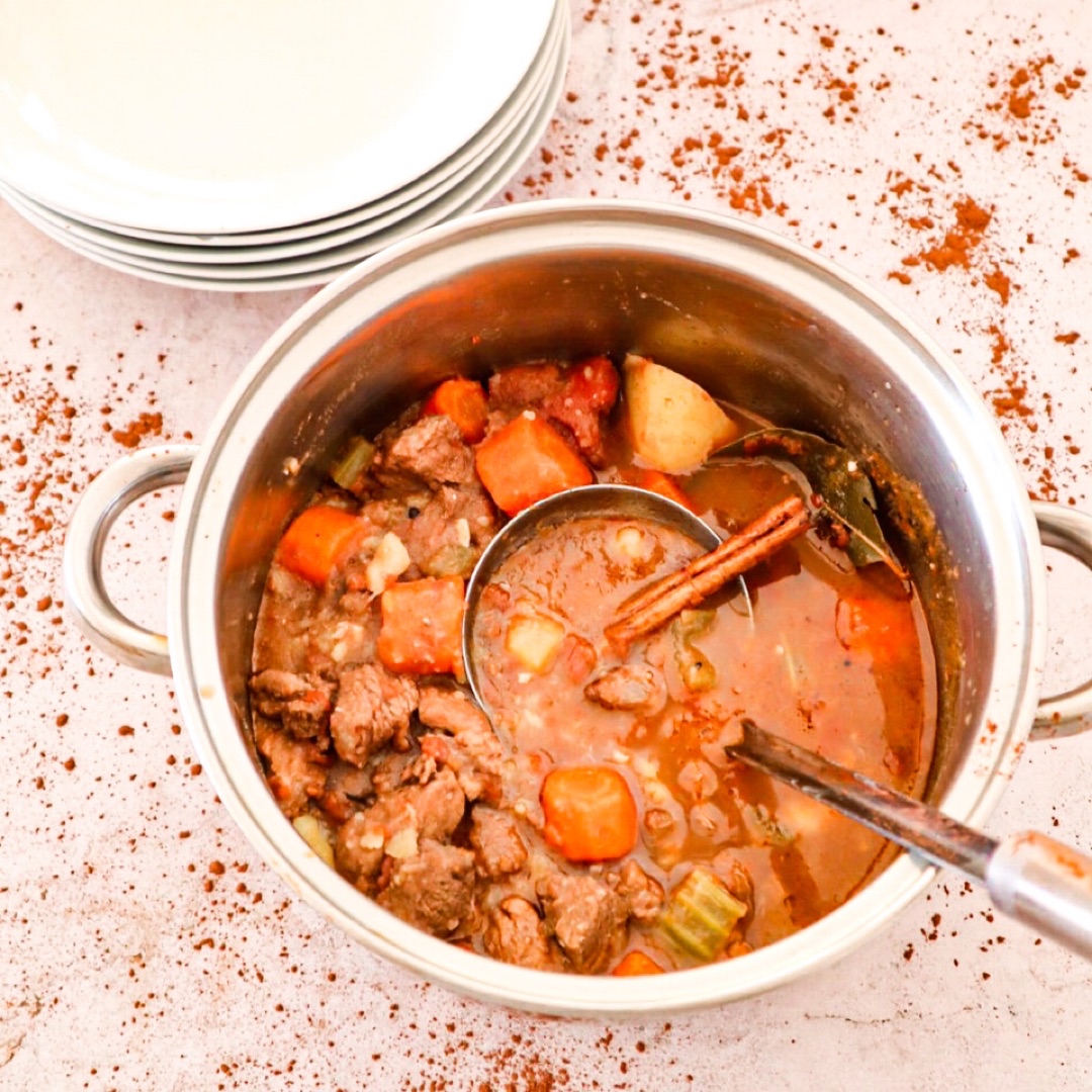 Estofado de ternera y verduras con canela y cacao Estofado de ternera y verduras con canela y cacao