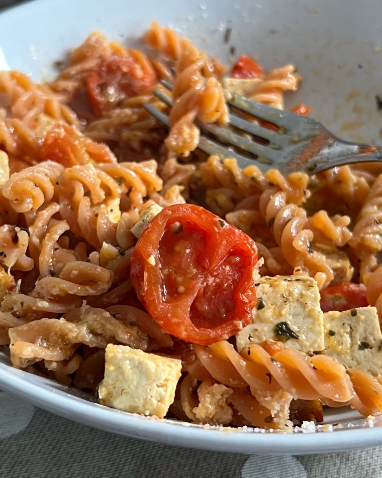 Pasta de lentejas con tofu y cherries