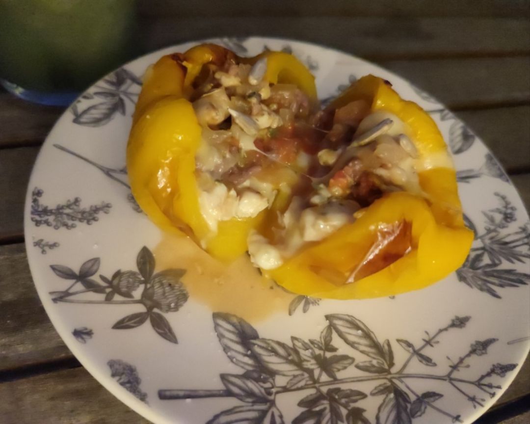 Pimiento relleno de pollito y cosis al airfryer. Pimiento relleno de pollito y cosis al airfryer.
