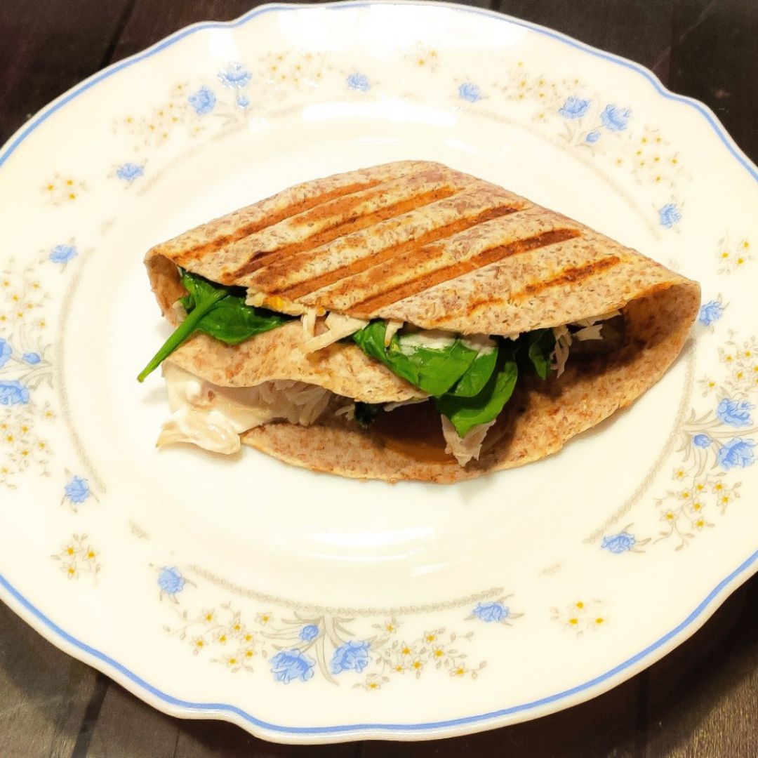 Wrap de espinacas pollo y tomate. Wrap de espinacas pollo y tomate.