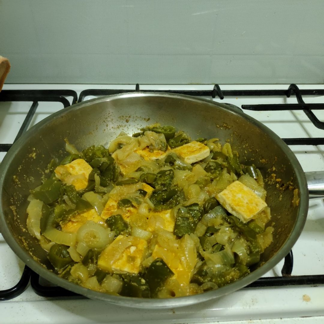 Tofu con cebolla y pimiento