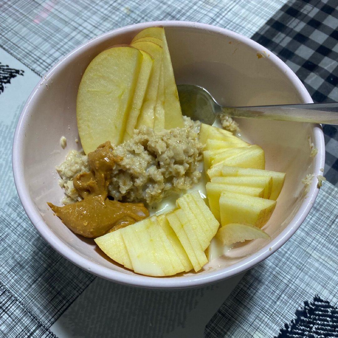 Avena con manzana y crema de cacahuete Avena con manzana y crema de cacahuete